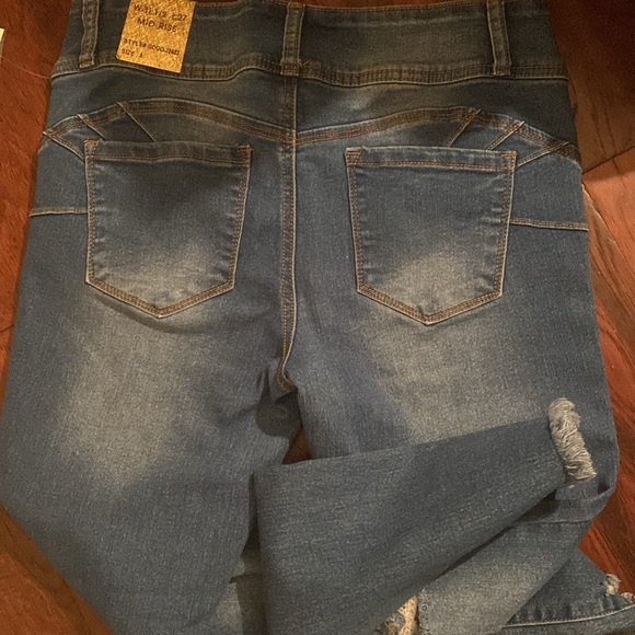 Women’s Size 9, Distressed Denim Ankle Jeans - Picture 10 of 10